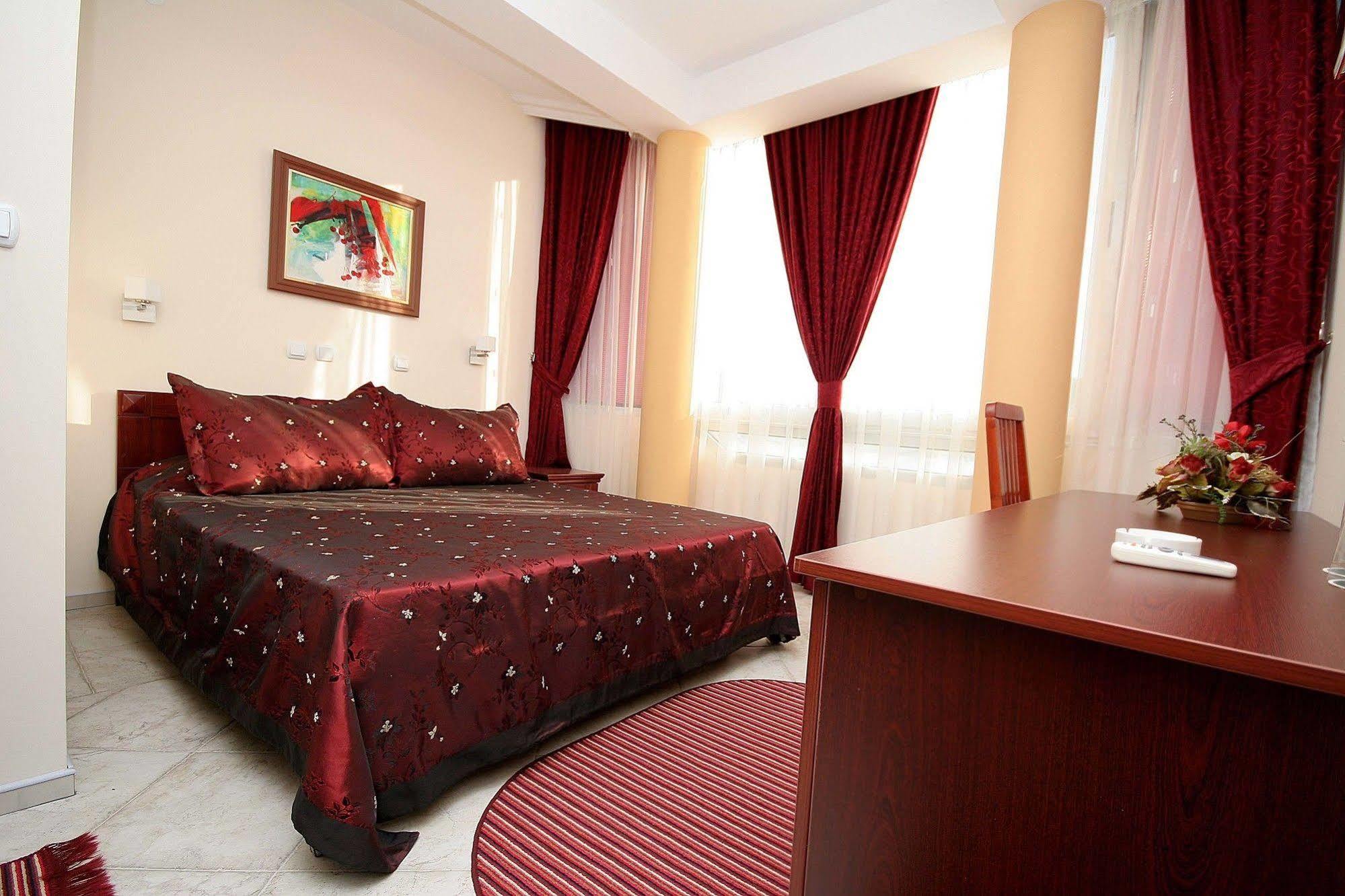 Hotel Luxor Suto Orizari Esterno foto