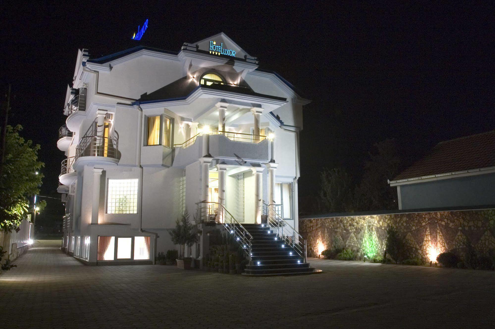 Hotel Luxor Suto Orizari Esterno foto